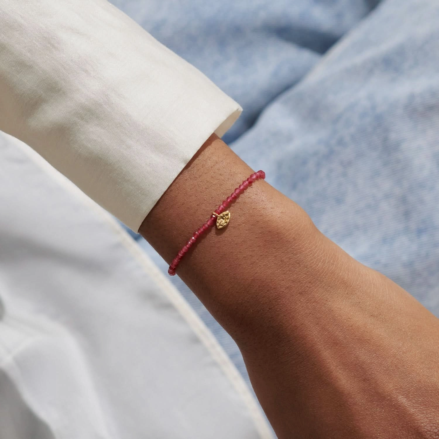 Mini Charms Garnet Eye Gold Plated Bracelet 8599